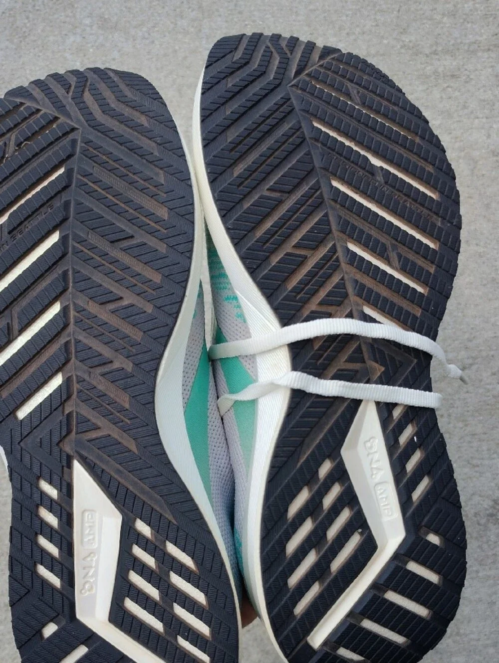 Brooks Levitate -Women's Athletic Sneakers in Teal and White